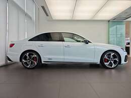 アウディのグレイシアホワイトのカラーは、ホワイトカラーのなかでもひと際白くスタイリッシュなアウディA4のデザインによく似合います。