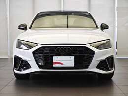 よく見ると他のA4とは印象の違うヘッドライト。こちらはRSモデルと同じく、インナーパネルがダークカラーになっております。白黒の差がよりきっちりする為、雰囲気も変わっています。