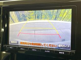 【バックカメラ】駐車時に後方がリアルタイム映像で確認できます。大型商業施設や立体駐車場での駐車時や、夜間のバック時に大活躍！運転スキルに関わらず、今や必須となった装備のひとつです！