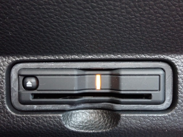 ■【ETC車載器】が装備されています。セットアップをしてお渡しとなり、ETCカードを差し込むだけで高速道路の利用が可能です。