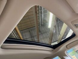 【サンルーフ】開放感たっぷりの希少装備、サンルーフが装着されています！車内に明かりを取り入れたり景色を楽しむ以外にも、車内の空気も簡単に換気できて快適です！