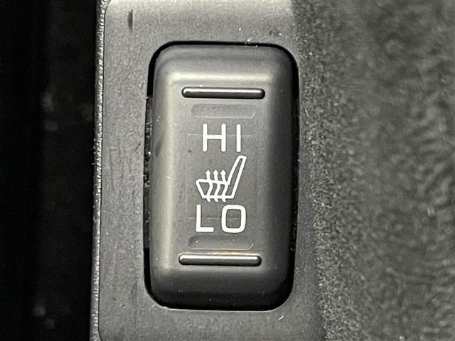 【シートヒーター】シートを温めてくれる暖房機器です！長時間座っていると負担が掛かりやすい背中や腰、または冬場などの寒い日に冷えやすい脚部に快適なぬくもりを伝えます。