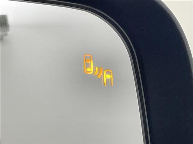 【BSM（ブラインドスポットモニター）】隣車線上の側方および後方から接近する車両を検知すると、検知した側のドアミラーが点灯。その状態でウインカーを出すと、インジケーターの点滅と警報音で警告します。