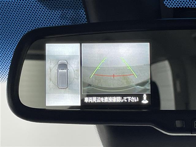 【全方位モニター】まるでクルマを真上から見下ろしたかのような視点で駐車をサポートします！クルマの斜め後ろや真横など、前後左右の4つのカメラの映像が合成されて、モニターに映し出されます。