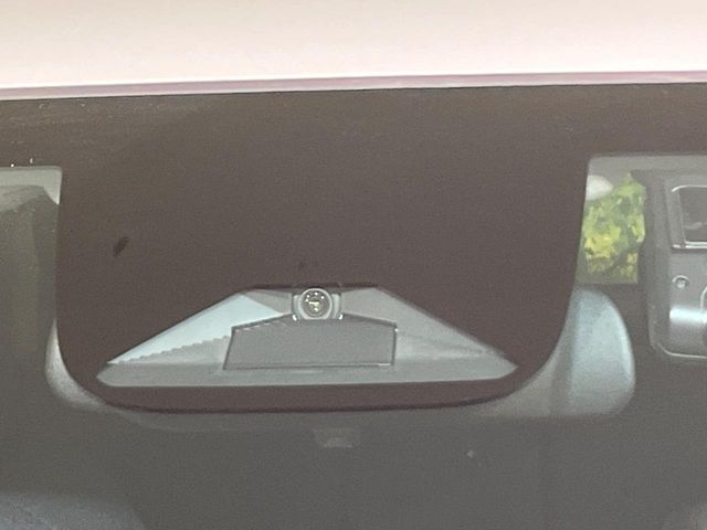 【ホンダセンシング】走行中に前方の車両等を認識し、衝突しそうな時は警報とブレーキで衝突回避と被害軽減をアシスト。より安全にドライブをお楽しみいただけます。