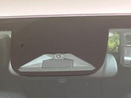 【ホンダセンシング】走行中に前方の車両等を認識し、衝突しそうな時は警報とブレーキで衝突回避と被害軽減をアシスト。より安全にドライブをお楽しみいただけます。