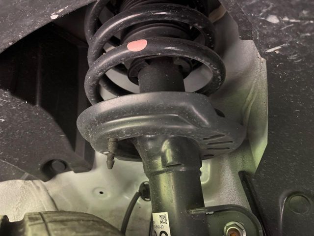 お車を安心してお乗りいただく為には、足回りの定期点検が欠かせません。サービスサポート（有償保証）では無料点検もご提供しており、安心のカーライフをお過ごしいただけるサポート体制が整っています。