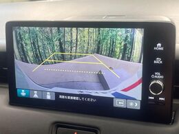 【バックカメラ】駐車時に後方がリアルタイム映像で確認できます。大型商業施設や立体駐車場での駐車時や、夜間のバック時に大活躍！運転スキルに関わらず、今や必須となった装備のひとつです！