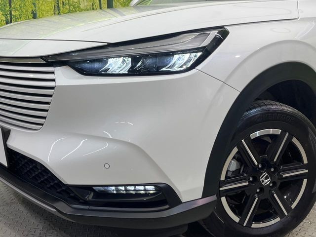 【LEDヘッドライト】悪天候や夜間走行時も良好な視界を確保し安心して運転できる高輝度LEDヘッドライトを装備！点灯速度が早く、消費電力も抑えられています。