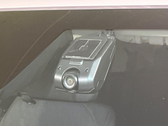 【ドライブレコーダー】安心・安全なカーライフに必須のドライブレコーダーを装備！走行中はもちろん、あおり運転や事故に遭遇した際の状況も映像で記録し、万一のリスクに備えます。