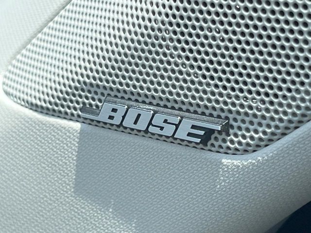 【BOSEサウンドシステム】メーカーオプションの高品位サウンドシステムを搭載。専用のチューニングが施された大小様々なスピーカーから良質なサウンドが奏でられ、臨場感あふれる音響空間を演出します。