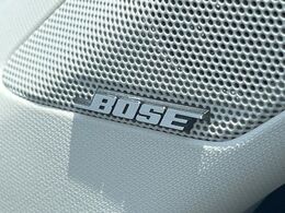 【BOSEサウンドシステム】メーカーオプションの高品位サウンドシステムを搭載。専用のチューニングが施された大小様々なスピーカーから良質なサウンドが奏でられ、臨場感あふれる音響空間を演出します。