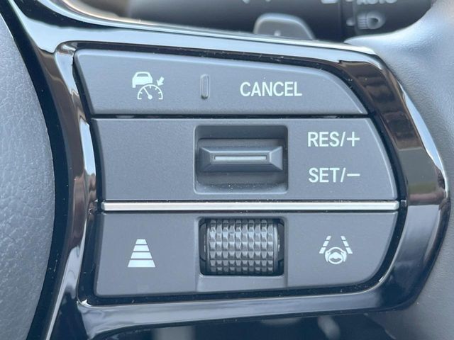 【ホンダセンシング】走行中に前方の車両等を認識し、衝突しそうな時は警報とブレーキで衝突回避と被害軽減をアシスト。より安全にドライブをお楽しみいただけます。