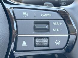 【ホンダセンシング】走行中に前方の車両等を認識し、衝突しそうな時は警報とブレーキで衝突回避と被害軽減をアシスト。より安全にドライブをお楽しみいただけます。