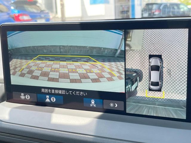 【マルチビューカメラシステム】専用のカメラにより、上から見下ろしたような視点で360度クルマの周囲を確認することができます☆死角部分も確認しやすく、狭い場所での切り返しや駐車もスムーズに行えます。