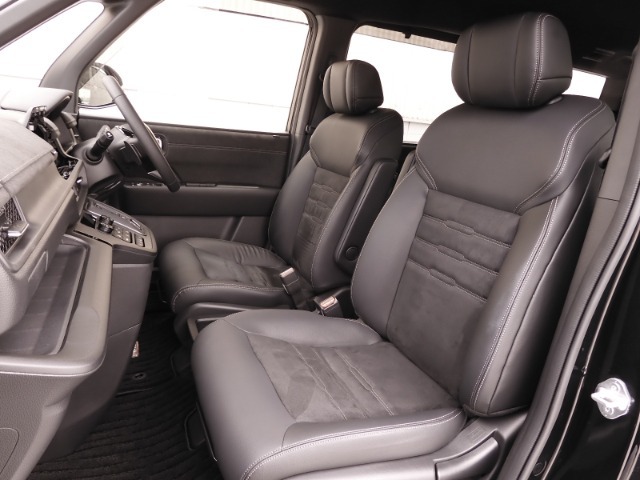 からだを包み込むような形状で、長時間の運転をサポートするホールド感のあるフロントシート。