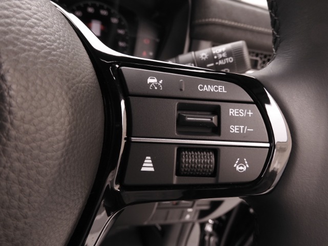 【アダプティブクルーズコントロール】予め設定した車速内でクルマが自動的に加減速。前走車との適切な車間距離を維持しながら追従走行します。【LKAS】車線維持支援システムでステアリング操作を支援。