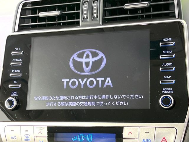 【メーカー純正9型ナビ】インテリアに溶け込むスタイリッシュな「専用設計」メーカーナビを装備♪視認性や操作性など基本性能にも優れ、より上質なカーライフをお楽しみいただけます。