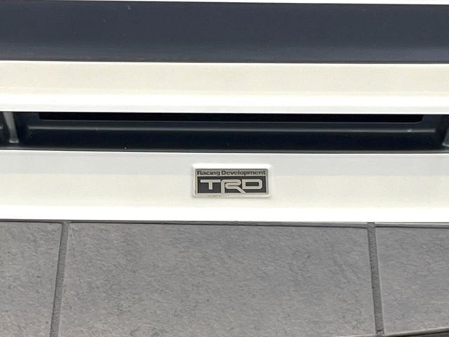 【TRDエアロ】人気のTRDエアロを装備！クルマの外観がよりスタイリッシュになり、街中で存在感あふれる1台に♪将来買い替える時にもリセールに影響しやすく、価値ある人気の装備です！