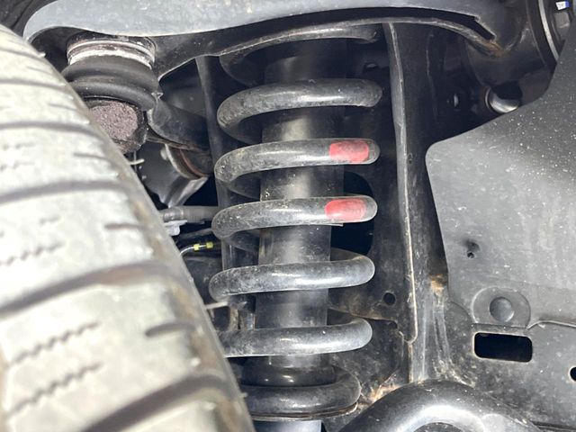 お車を安心してお乗りいただく為には、足回りの定期点検が欠かせません。サービスサポート（有償保証）では無料点検もご提供しており、安心のカーライフをお過ごしいただけるサポート体制が整っています。