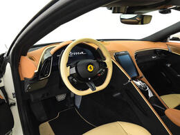 内装はCremaを選択しております。ダッシュボード上部はCuoioになっております。上品な室内を演出しております。弊社ではクリーニングを実施し、清潔な状態でデリバリーさせて頂きます。