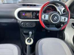 運転席及びインパネ付近の画像を掲載いたします。見える範囲の内装にはシミ・汚れなども見当たらず、非常に状態の良い車両です。