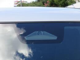 【デュアルセンサーブレーキサポートII】フロントガラスに設置した2つのセンサーで前方の歩行者や車両を検知。近距離や夜間の検知に優れたレーザーレーダと歩行者も認識する単眼カメラを組合せ衝突被害を軽減