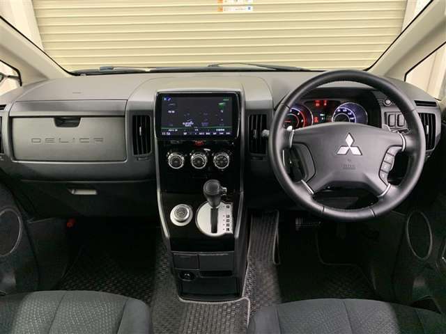 シンプルで操作しやすいインパネ周り、各操作スイッチは使いやすい位置に配置されています。