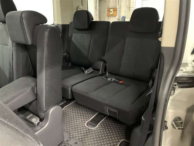 サードシートも十分なスペースをしっかり確保した8人乗りです。