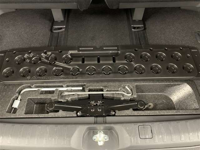 もしもの時に安心な工具やジャッキがあります。