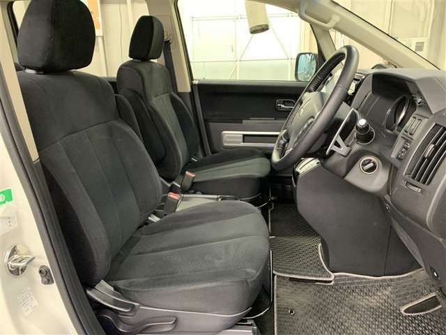 見えないところまで美しく、室内からエンジンルームまで徹底的に洗浄。「まるごとクリーニング」実施済み！