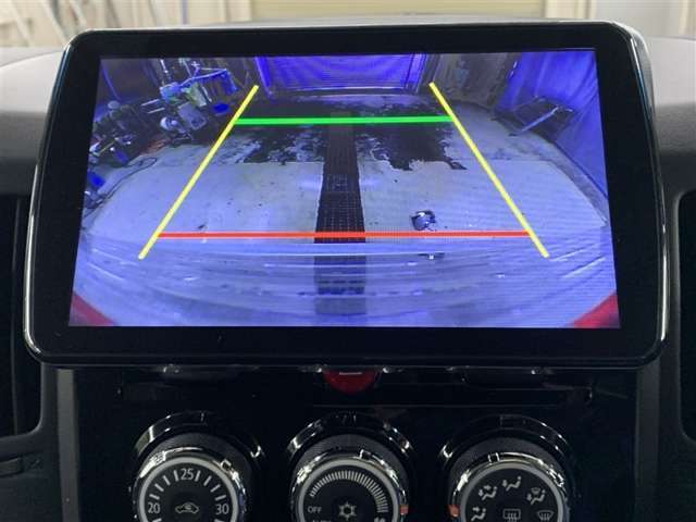 バックモニターで、後方を確認しながら安心して駐車することができます。※カメラが映し出す範囲は限られています。必ず車両周辺の安全を直接確認してください。