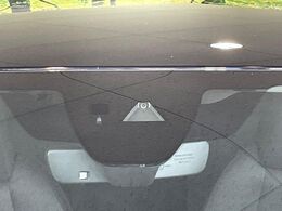 【スマートブレーキサポート】走行中に前方の車両等を認識し、衝突しそうな時は警報とブレーキで衝突回避と被害軽減をアシスト。より安全にドライブをお楽しみいただけます。