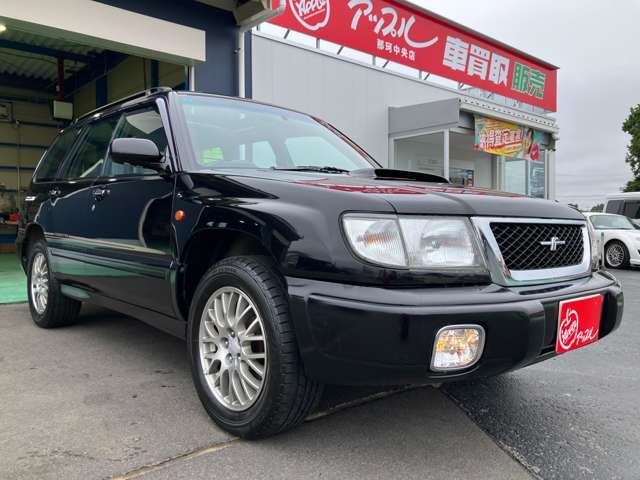 商品車は1台1台スタッフが丁寧に内外装の仕上げをしております。仕上げ業者を使わず、コストカットとともに販売車へ愛をもって仕上げております。