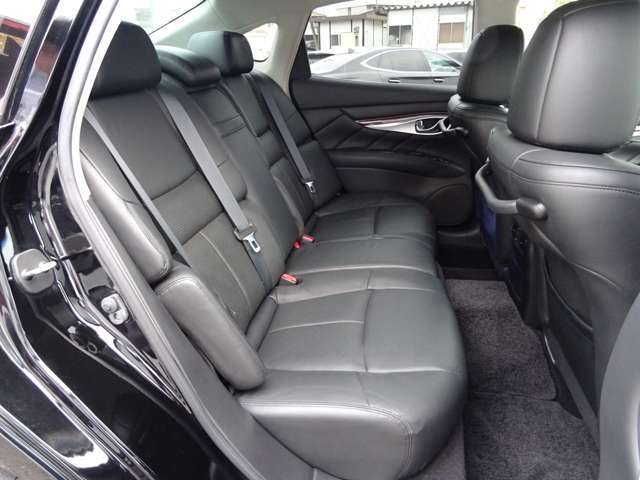 全席電動シート！黒革シート！運転席、助手席エアバッグ！パワステ！パワーウインドウ！プッシュスタートエンジン！スマートキー！オットマン！