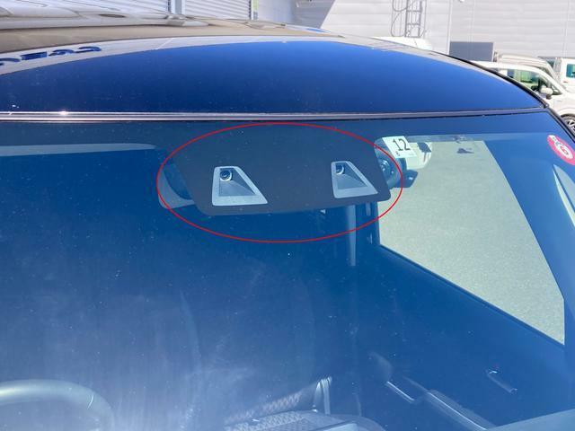デュアルカメラブレーキサポート（DCBS）　フロントガラス上部にあるセンサー部です。ステレオカメラで車両前方の状況を検知し各種制御を行います。衝突被害軽減ブレーキ・誤発進抑制機能・車線逸脱警報機能　等