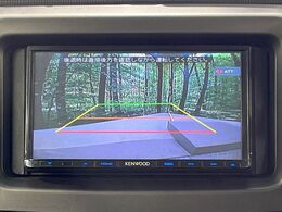 【バックカメラ】駐車時に後方がリアルタイム映像で確認できます。大型商業施設や立体駐車場での駐車時や、夜間のバック時に大活躍！運転スキルに関わらず、今や必須となった装備のひとつです！