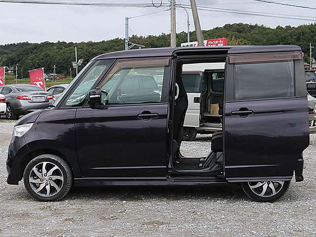 【両側スライドドア】両側スライドドア搭載のお車です。小さなお子様やご高齢の方がいらっしゃるご家庭でも快適にご利用いただけます。