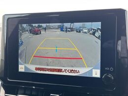 【バックカメラ】駐車時に後方がリアルタイム映像で確認できます。大型商業施設や立体駐車場での駐車時や、夜間のバック時に大活躍！運転スキルに関わらず、今や必須となった装備のひとつです！