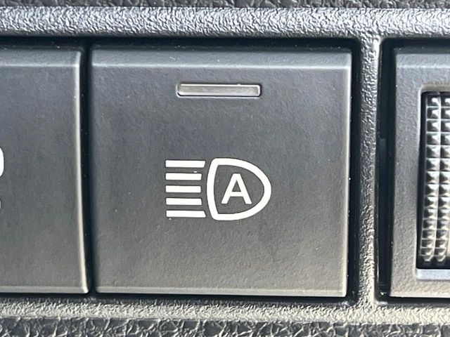 【アダプティブハイビーム】遠くまで明るく照らすハイビームを先行車や対向車に照射しない様、自動で調整！毎回手動で切り替える必要がなく、夜間走行時のストレスも軽減。安全性向上にも寄与します。