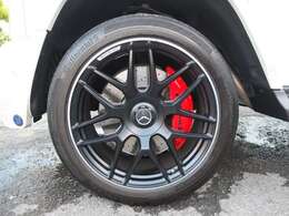 AMG22インチホイールを装備しております。タイヤは4本共にコンチネンタル製で残溝も約7分御座います。