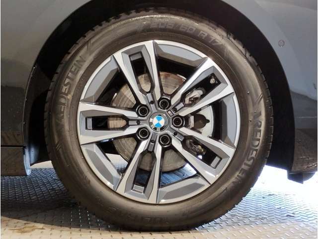 【BMWアロイホイル】軽量かつ強度に拘ったアロイホイル。走行性能ポテンシャルを引き出す設計。車の足元を引き締めてくれる大きなポイントはアロイホイルです。