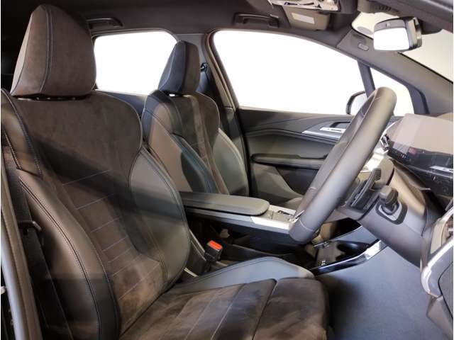 【コックピットシート】BMW車の主役席。車体中央にくる様に配置し車両重心とが一致する事でドライバーと車との一体感あるドライビングを実現。人間工学に基づき形成した形状が長時間のドライブ疲労も軽減します！