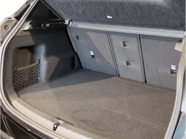 【トランクルーム】十分な容量を確保したトランクルーム。環境へ配慮したスペアタイヤ非搭載のBMW。その分、トランクスペースを有効活用できる様にしてあります。