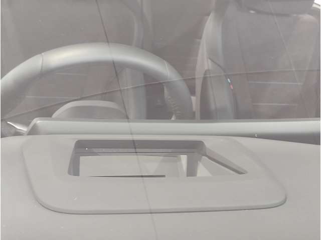 【ヘッドアップディスプレイ】現在の車速表示や目的地へのルート案内やメディア関連のリストを表示する事が可能です。視線移動を減らす事によりドライブに集中して頂けます。