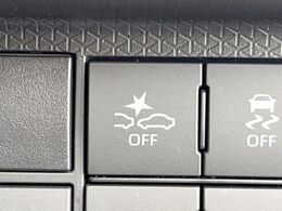 【スマートアシスト】走行中に前方の車両等を認識し、衝突しそうな時は警報とブレーキで衝突回避と被害軽減をアシスト。より安全にドライブをお楽しみいただけます。