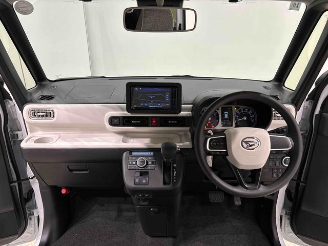 明るいコーディネートカラーに包まれた運転席空間。フロントガラス面積や位置取りが良く、Aピラーの内装色や形状にこだわることで前方・右前・左前方向の視認性がいいですよ！