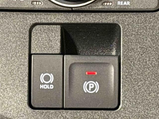 指先だけで簡単に操作が可能な電動パーキングブレーキを採用。「HOLD」スイッチを押すと、渋滞や信号待ちなどでブレーキペダルから足を離しても、ブレーキを保持するので安心です