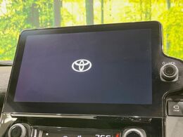 【純正ナビ】人気の純正ナビを装備しております。ナビの使いやすさはもちろん、オーディオ機能も充実！キャンプや旅行はもちろん、通勤や買い物など普段のドライブも楽しくなるはず♪