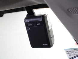 前後にHondaSENSINGなどへの影響や安定した録画・保存に配慮された安心品質のホンダ純正ドライブレコーダーが装備されています。駐車時録画モードも有り駐車時も安心です。